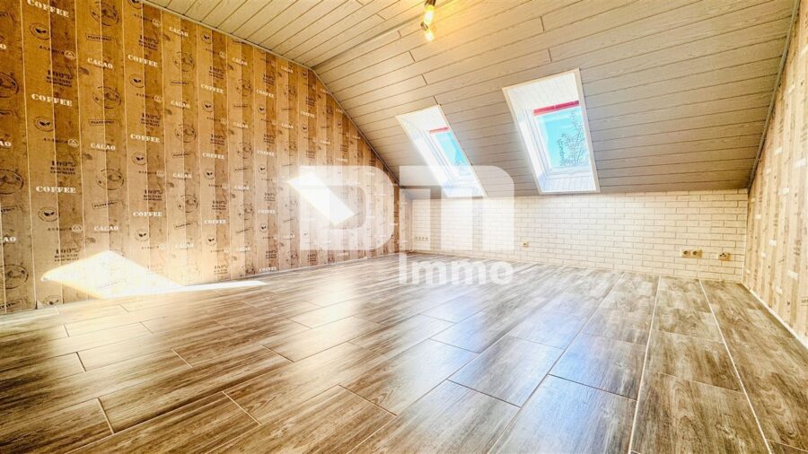 Modernes Ein-/Zweifamilienhaus mit PV Anlage und großer Doppelgarage auf herrlichem Anwesen - WE2 OG / DG Schlafzimmer